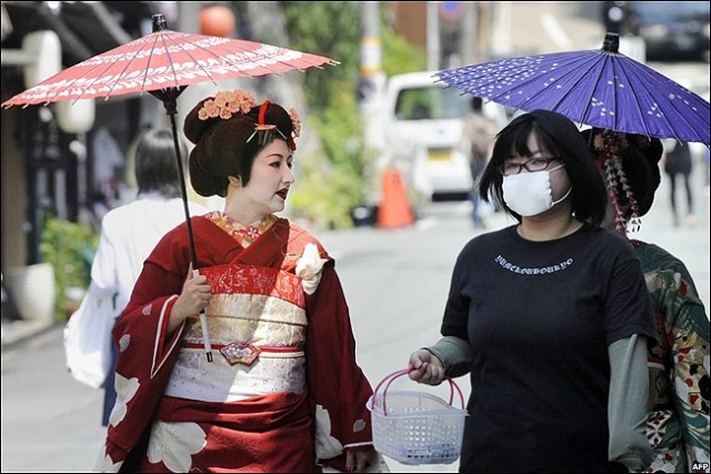 japanese-girl-walking-surgical-mask